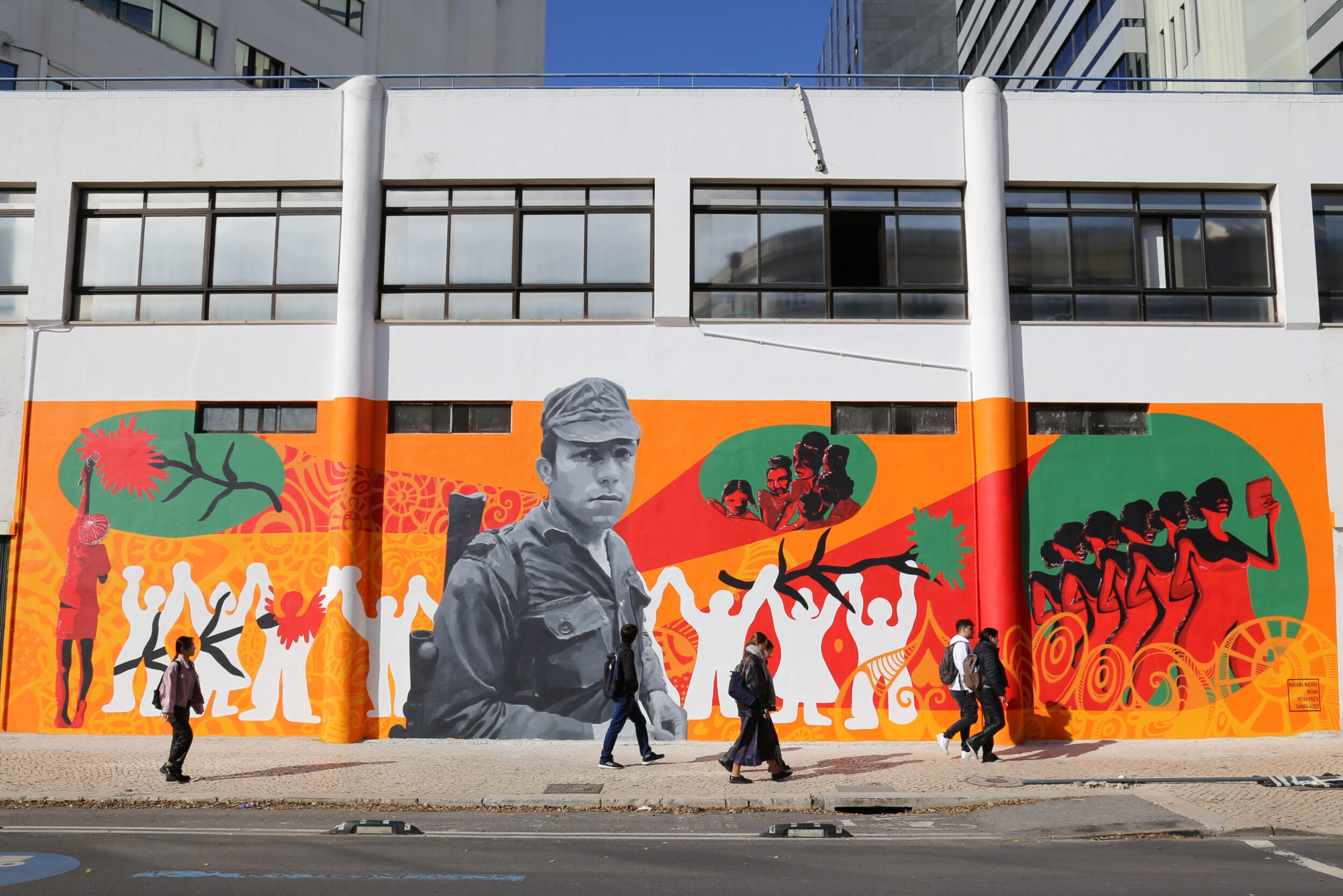 color image with photo showing a street art element in memory of Salgueiro Maia and the Carnation Revolution, external wall of the NOVA FCSH campus