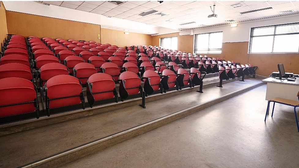 color image with photo of Auditorium C1, building C, inside NOVA FCSH campus